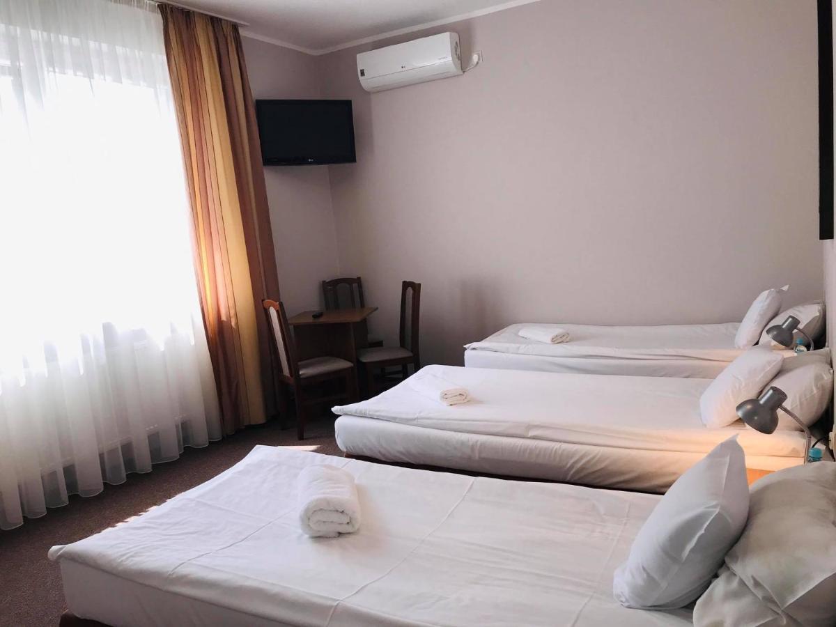 Astral Aparthotel Raszyn Εξωτερικό φωτογραφία